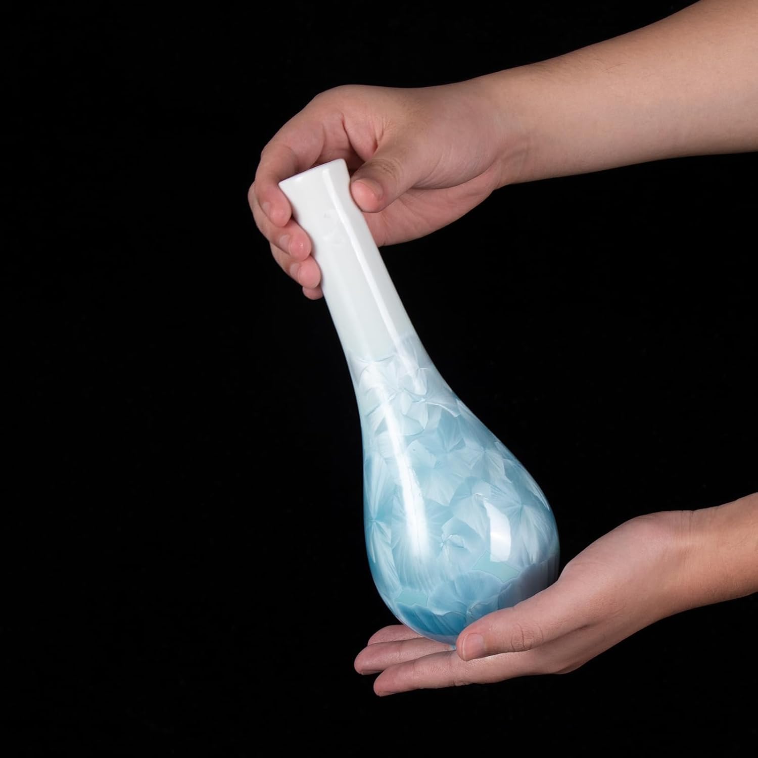 KAMMAK modern ceramic vase detail image 4