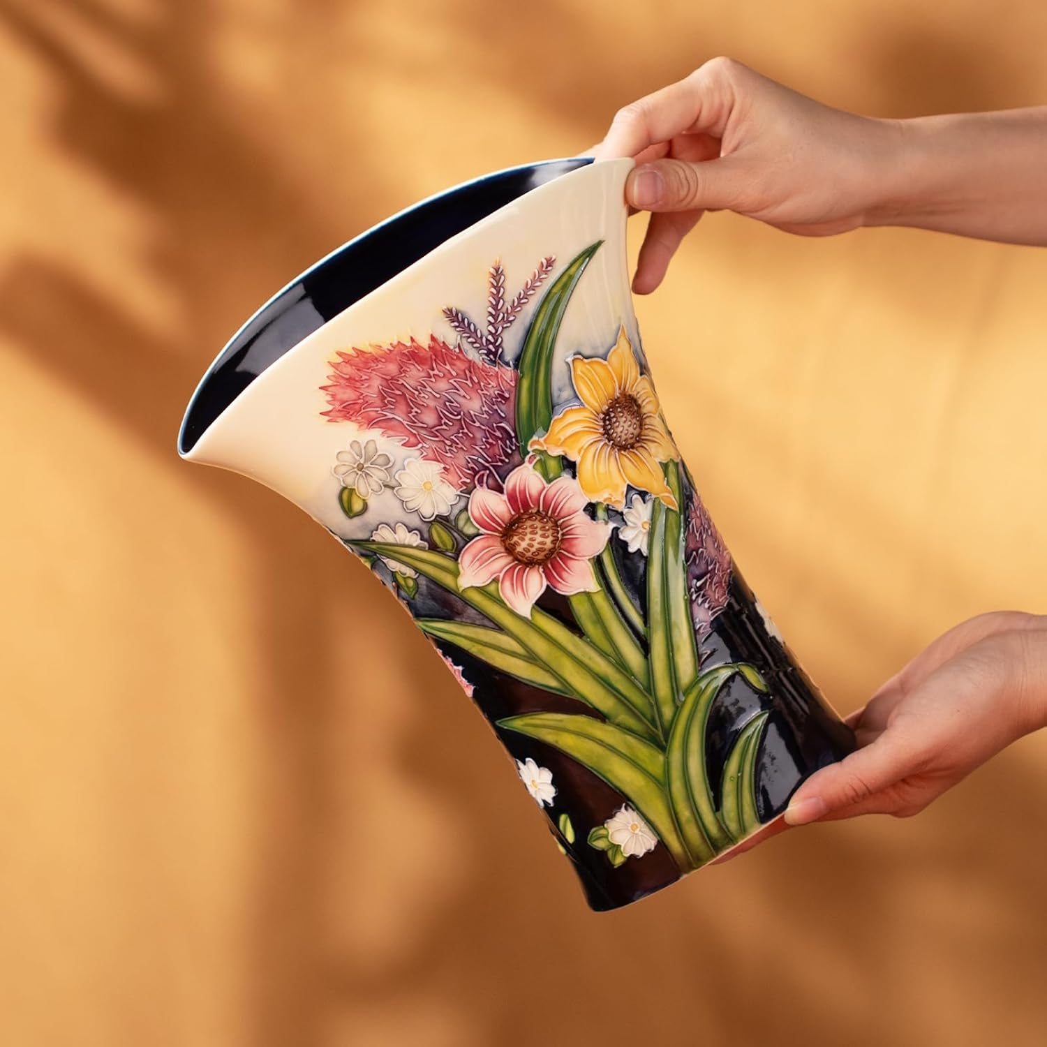 KAMMAK ceramic vase detail image 4