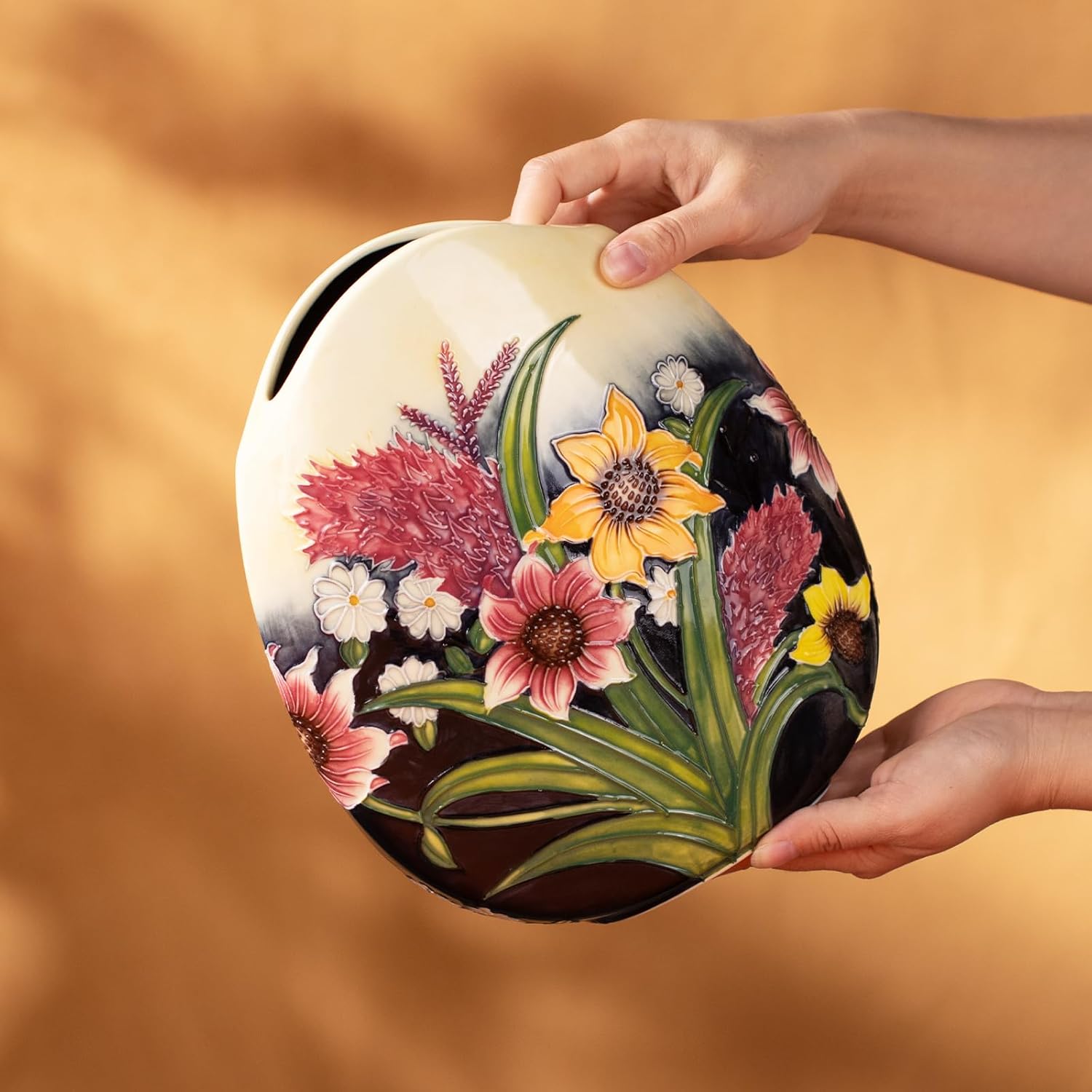 KAMMAK ceramic vase detail image 4