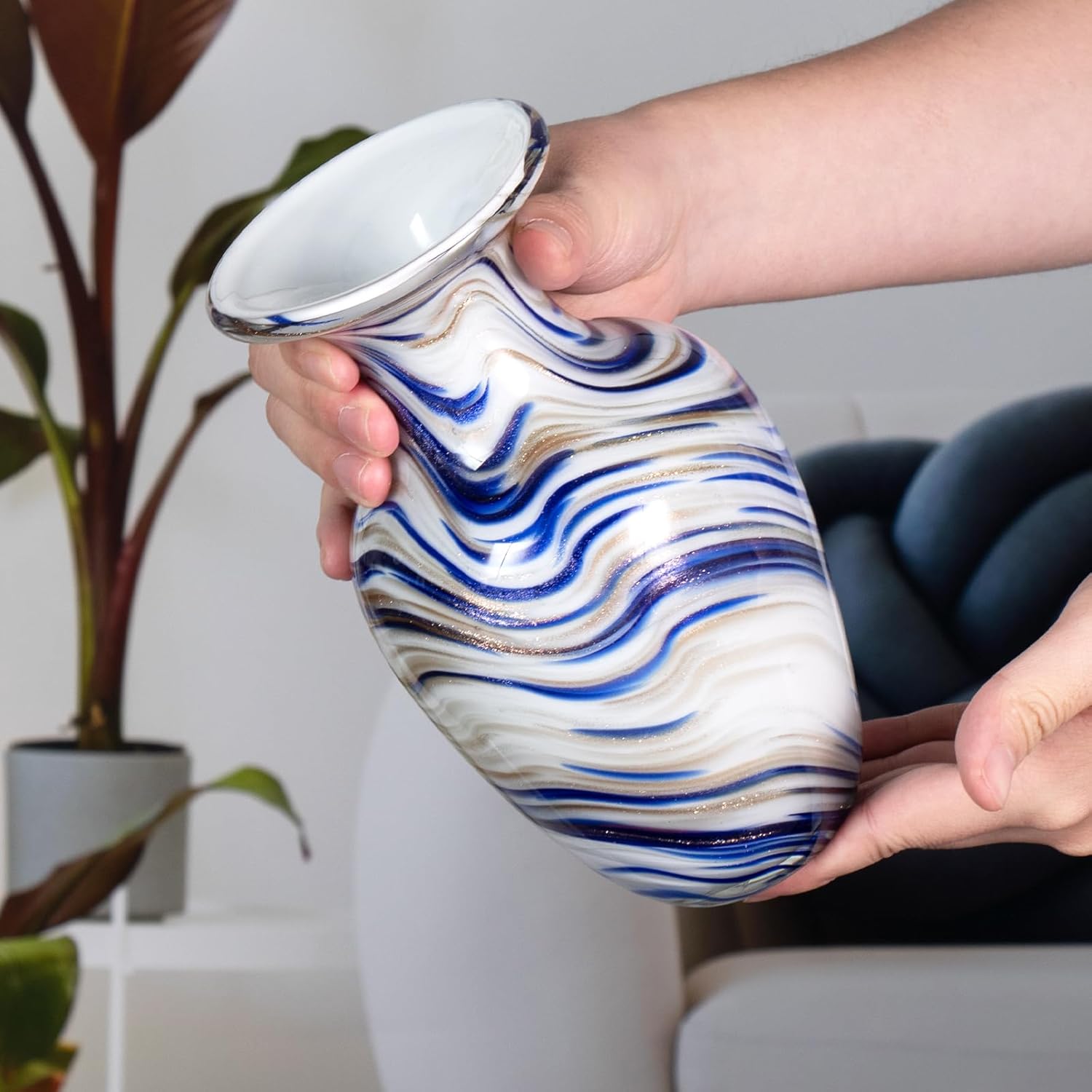 KAMMAK decorative glass vase detail image 4