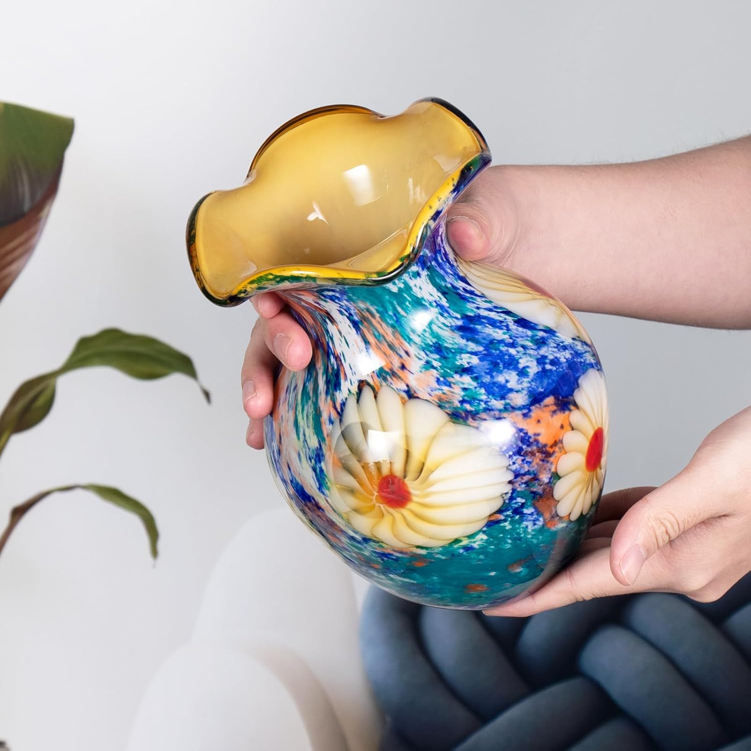 KAMMAK decorative glass vase detail image 4