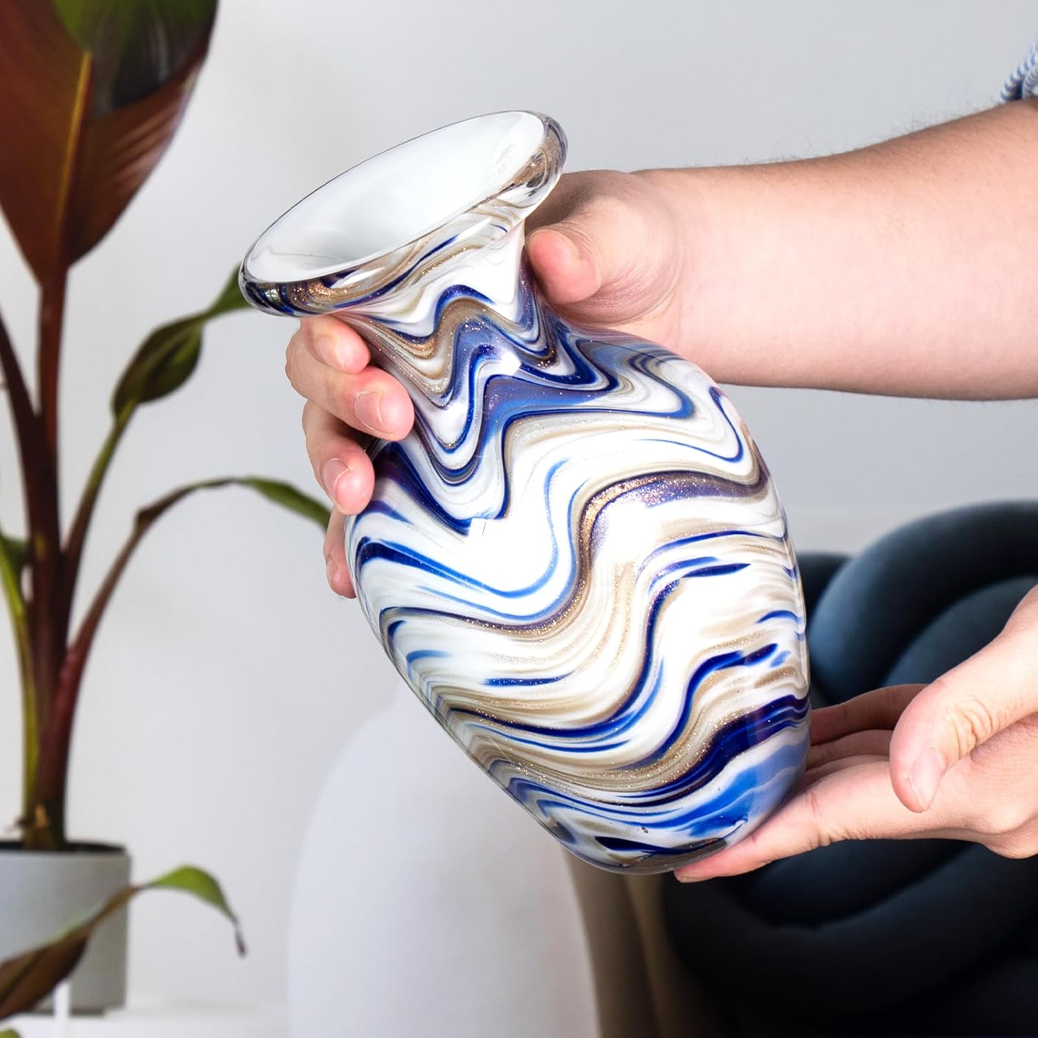 KAMMAK decorative glass vase detail image 4