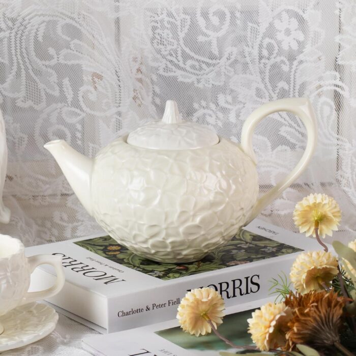 KAMMAK Teapot with Handle, Vintage Porcelain Tea Pot with Gold Trim, Blooming & Loose Leaf Teapot, Festive Holiday Serveware, Gifts for Women, Creamy White - 28 oz