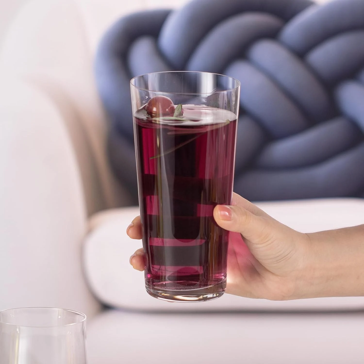 KAMMAK 773N straight highball glass held with a dark red beverage