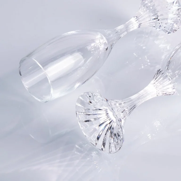 Light-catching etched detail on 8KPXY0025 crystal flutes