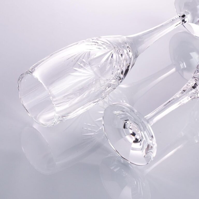 Light-catching cut-glass detail on 8KPXY0024 champagne glasses