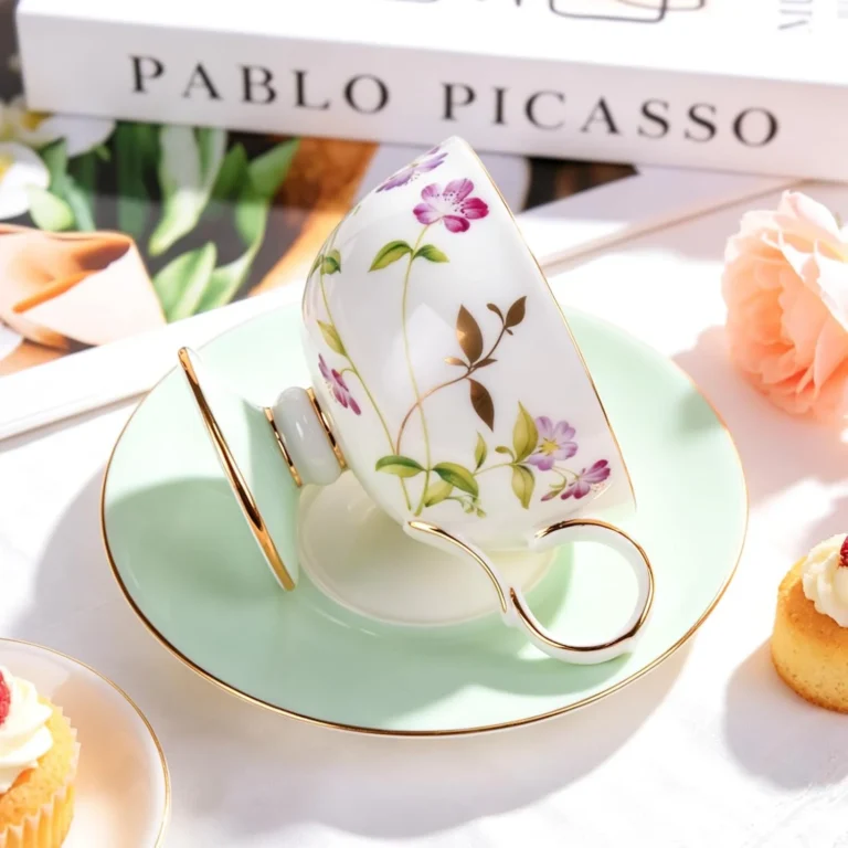 Gold-trimmed tea cup set product detail